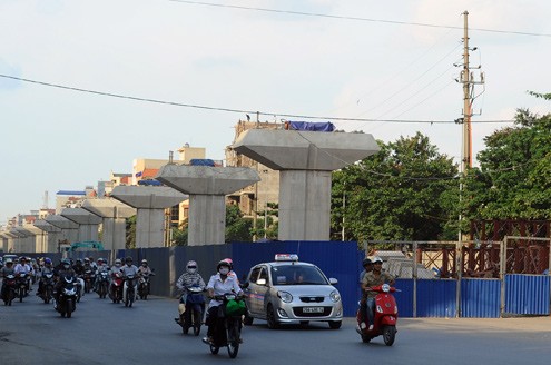Tại điểm cuối trên đường Quang Trung, quận Hà Đông, từ lâu ôtô, xe máy đã phải ùn ứ khi di chuyển bởi hàng rào che chắn công trình được dựng lên.